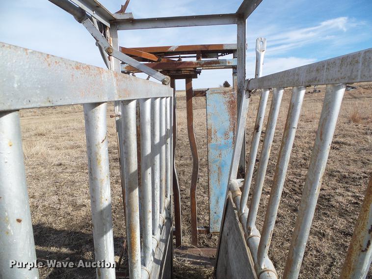 image for item DF2900 Steel livestock squeeze chute