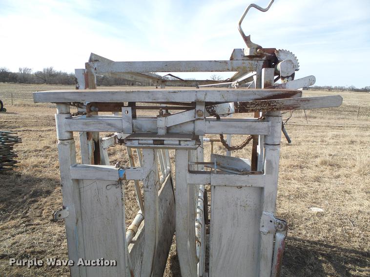 image for item DF2900 Steel livestock squeeze chute