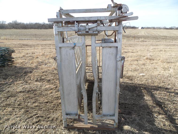 image for item DF2900 Steel livestock squeeze chute