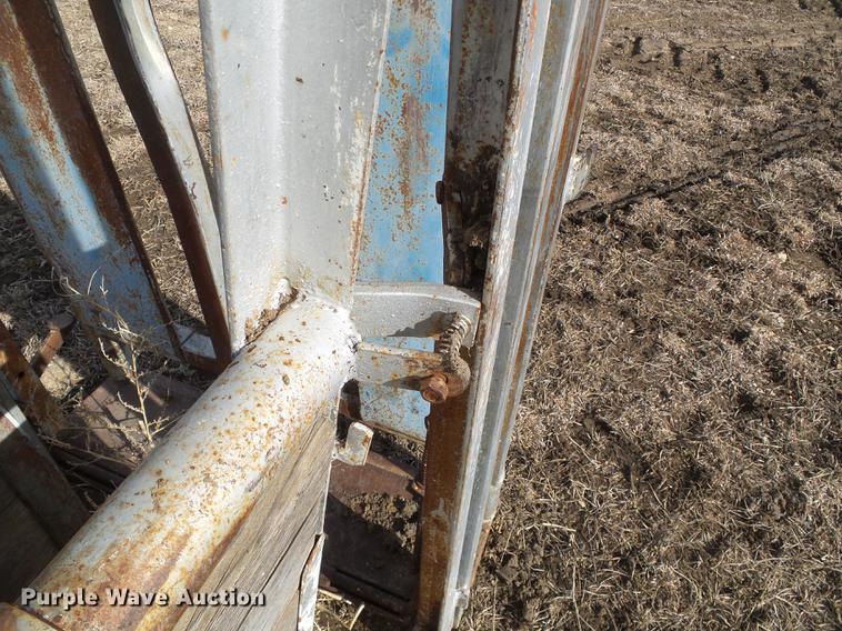 image for item DF2900 Steel livestock squeeze chute