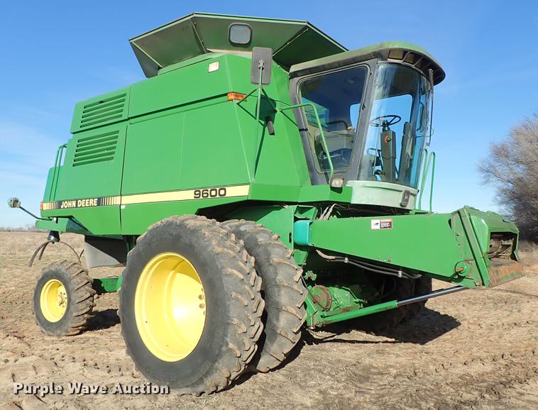 image for item DF8666 1995 John Deere 9600 combine