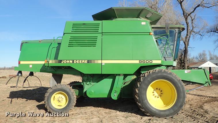 image for item DF8666 1995 John Deere 9600 combine