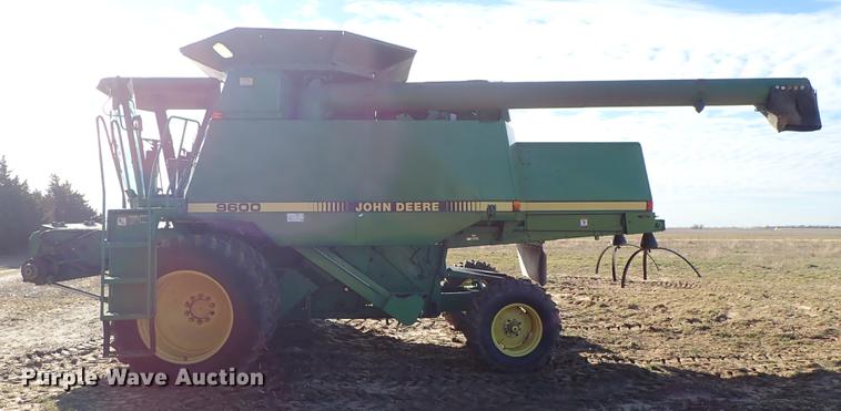 image for item DF8666 1995 John Deere 9600 combine