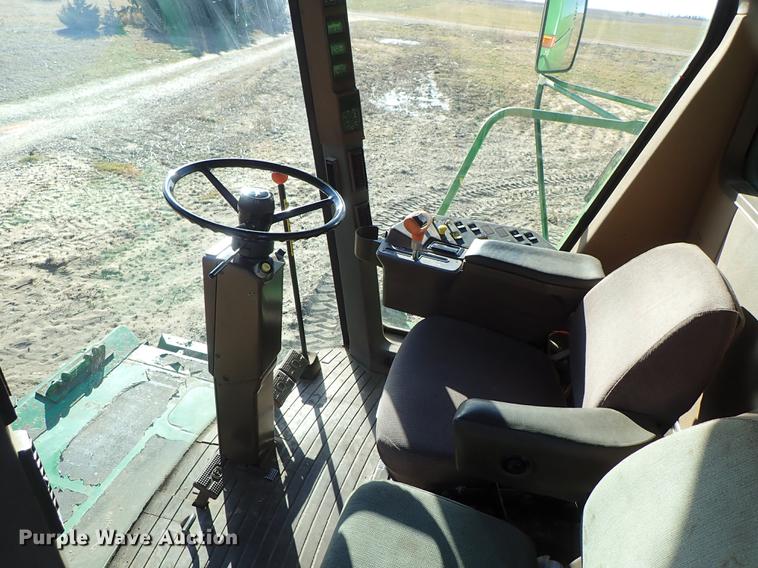 image for item DF8666 1995 John Deere 9600 combine