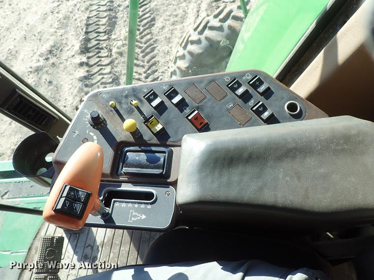 image for item DF8666 1995 John Deere 9600 combine