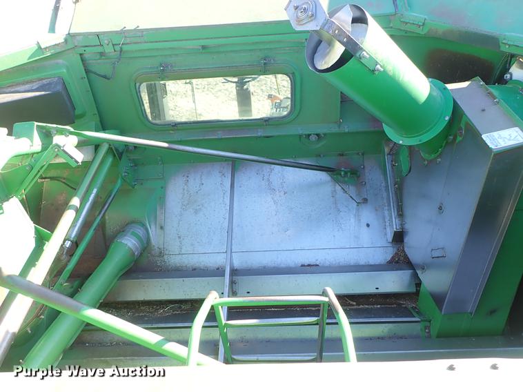 image for item DF8666 1995 John Deere 9600 combine