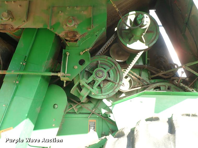 image for item DF8666 1995 John Deere 9600 combine