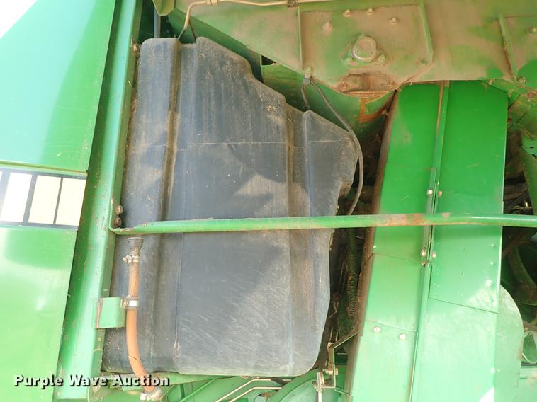 image for item DF8666 1995 John Deere 9600 combine