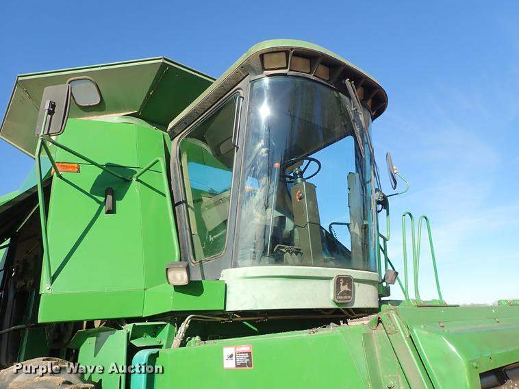 image for item DF8666 1995 John Deere 9600 combine