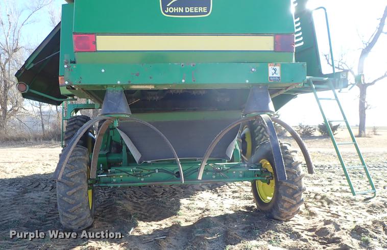 image for item DF8666 1995 John Deere 9600 combine