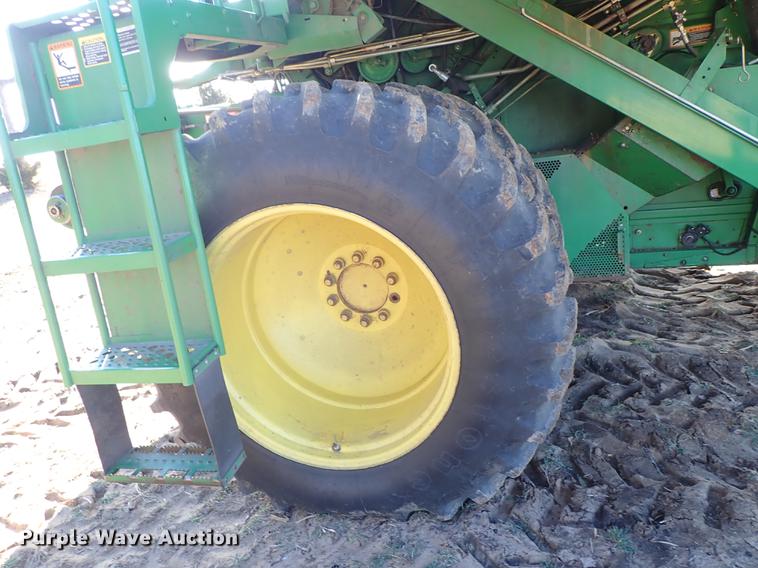 image for item DF8666 1995 John Deere 9600 combine