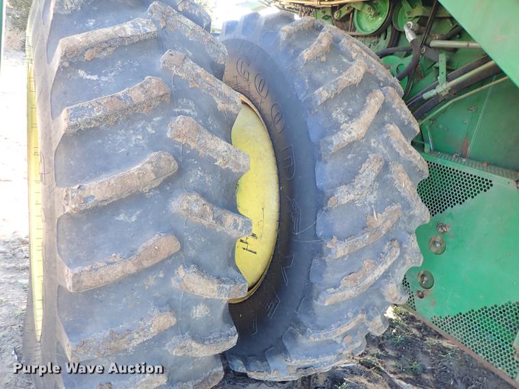 image for item DF8666 1995 John Deere 9600 combine