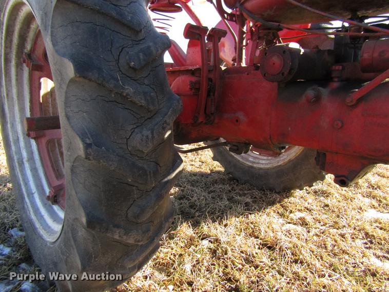 image for item EU9556 1940 International H tractor