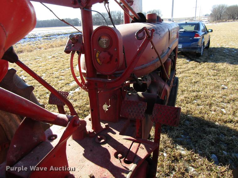 image for item EU9556 1940 International H tractor