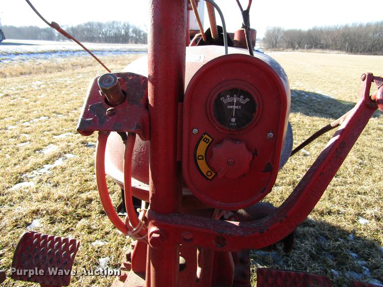 image for item EU9556 1940 International H tractor