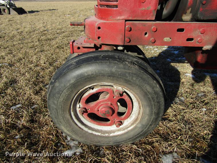 image for item EU9556 1940 International H tractor