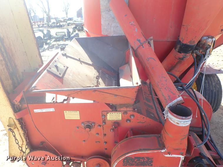image for item FH9586 New Holland 357 hammer mill feed mixer