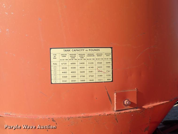 image for item FH9586 New Holland 357 hammer mill feed mixer