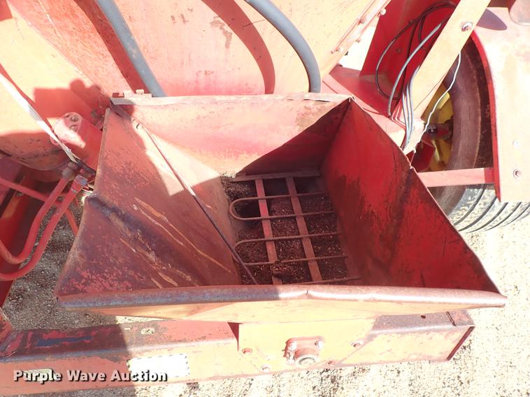 image for item FH9586 New Holland 357 hammer mill feed mixer