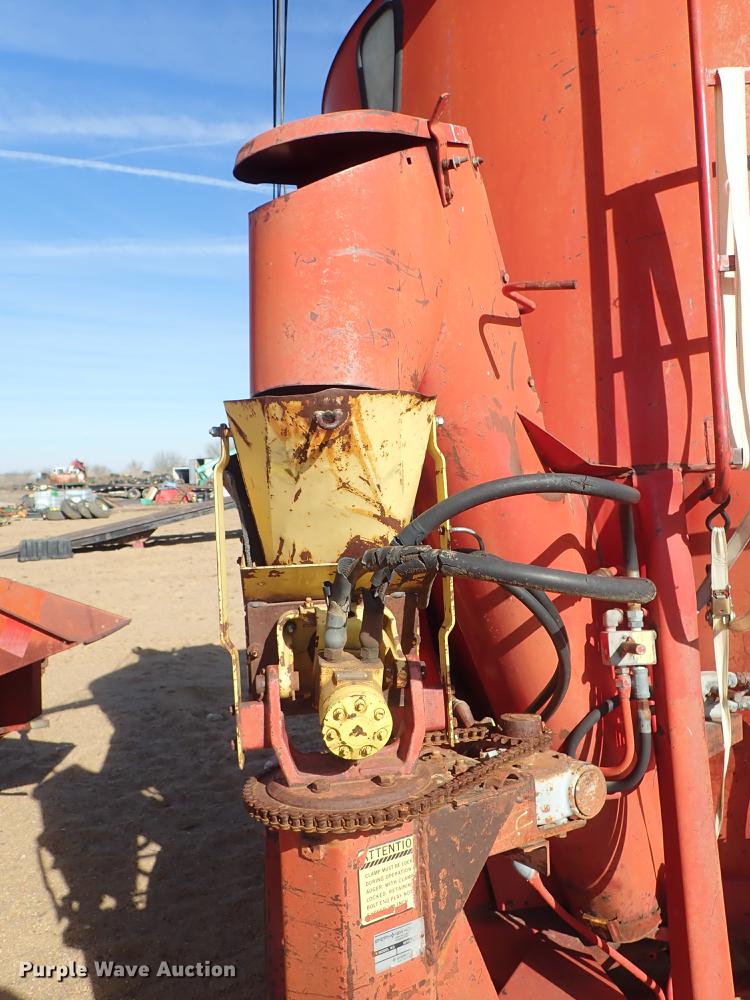 image for item FH9586 New Holland 357 hammer mill feed mixer