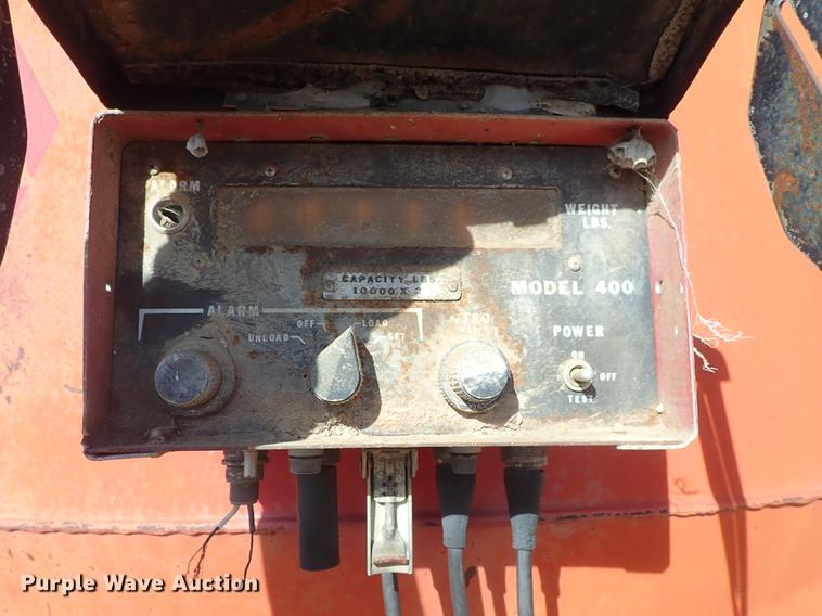 image for item FH9586 New Holland 357 hammer mill feed mixer