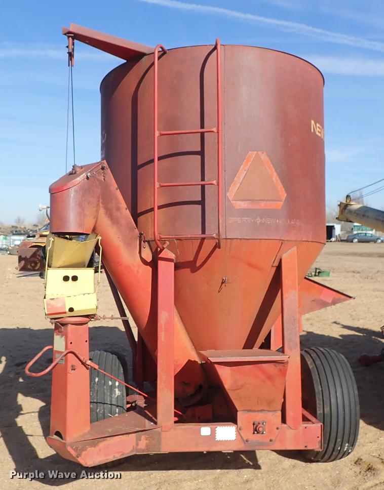 image for item FH9587 New Holland 354 feed mixer/grinder