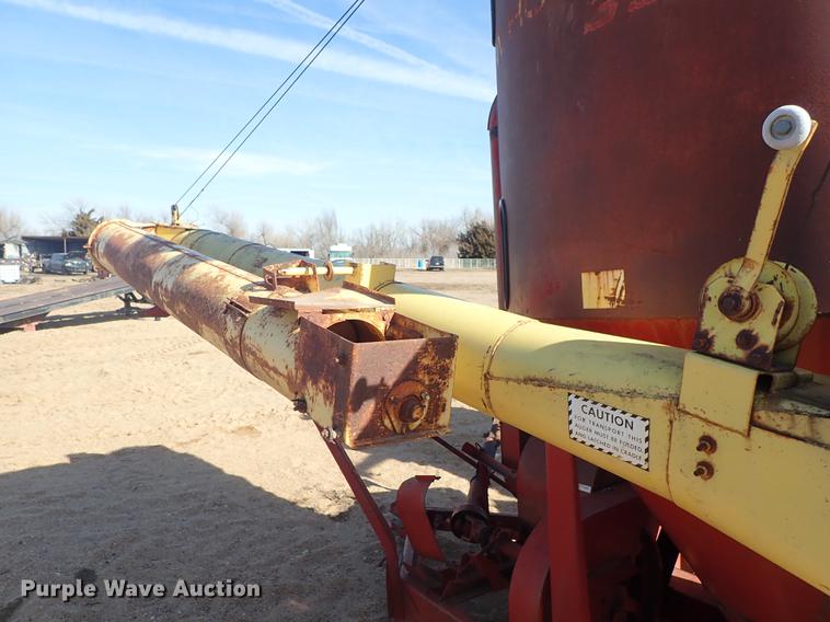 image for item FH9587 New Holland 354 feed mixer/grinder