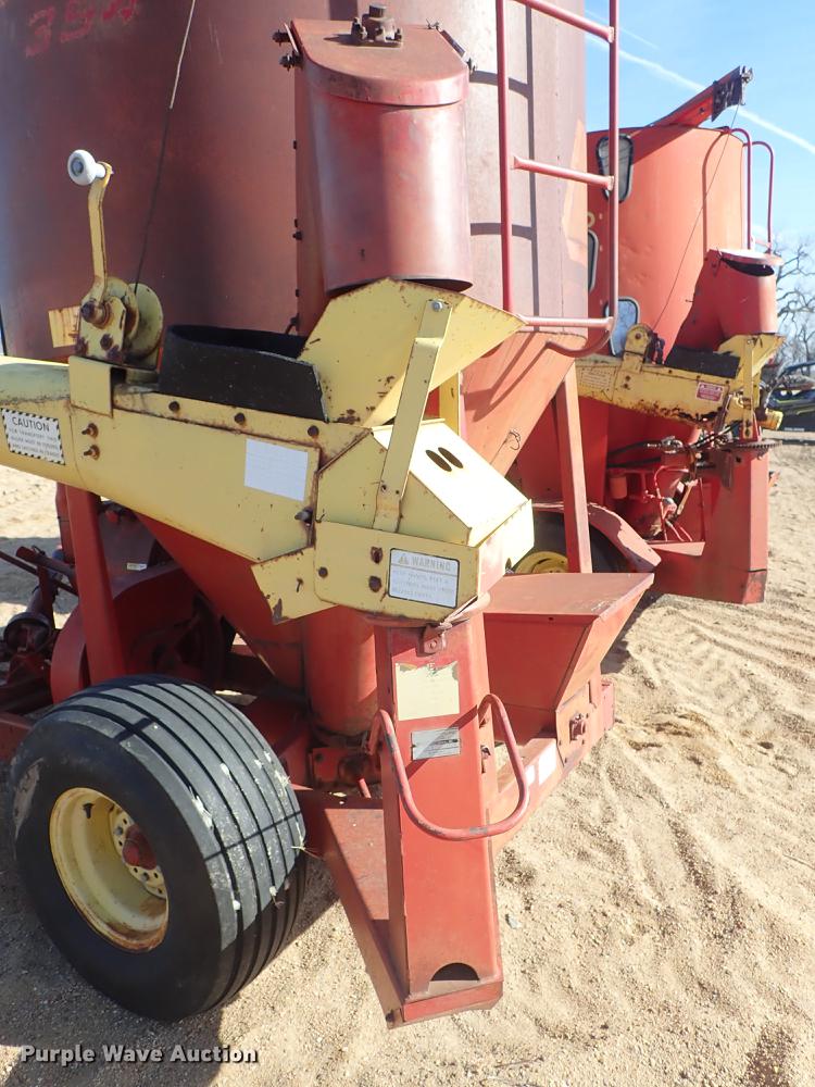 image for item FH9587 New Holland 354 feed mixer/grinder