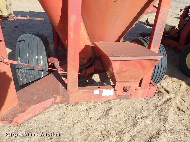 image for item FH9587 New Holland 354 feed mixer/grinder