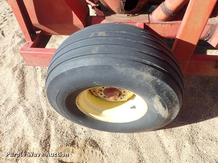 image for item FH9587 New Holland 354 feed mixer/grinder