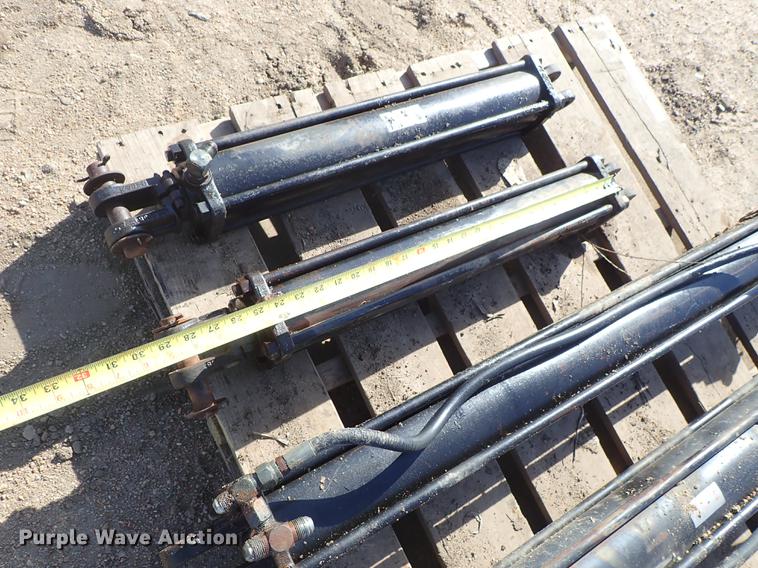 image for item FH9592 (6) hydraulic cylinders