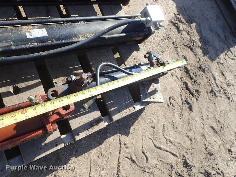 image for item FH9592 (6) hydraulic cylinders