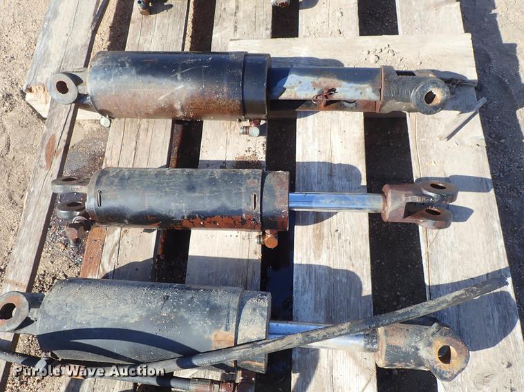 image for item FH9593 (7) hydraulic cylinders