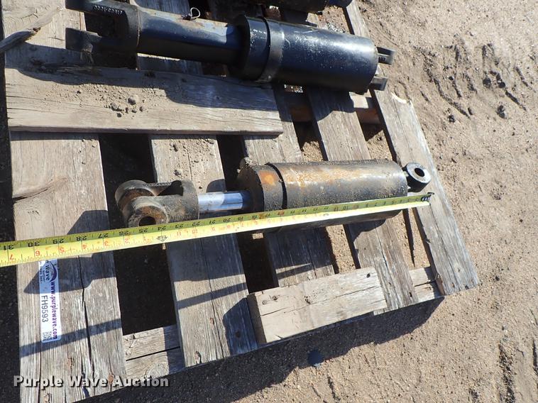 image for item FH9593 (7) hydraulic cylinders