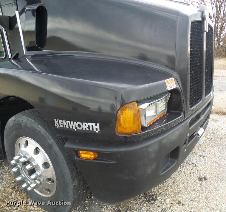 image for item DB2152 2004 Kenworth T600 semi truck