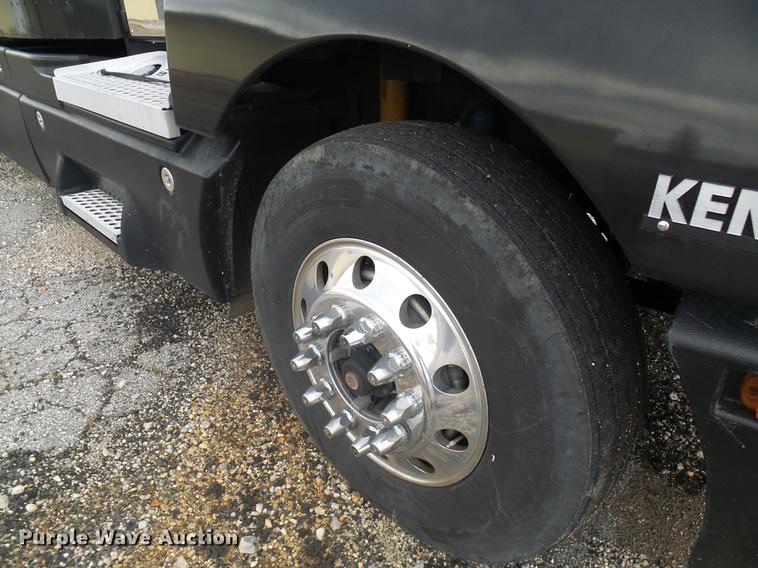 image for item DB2152 2004 Kenworth T600 semi truck