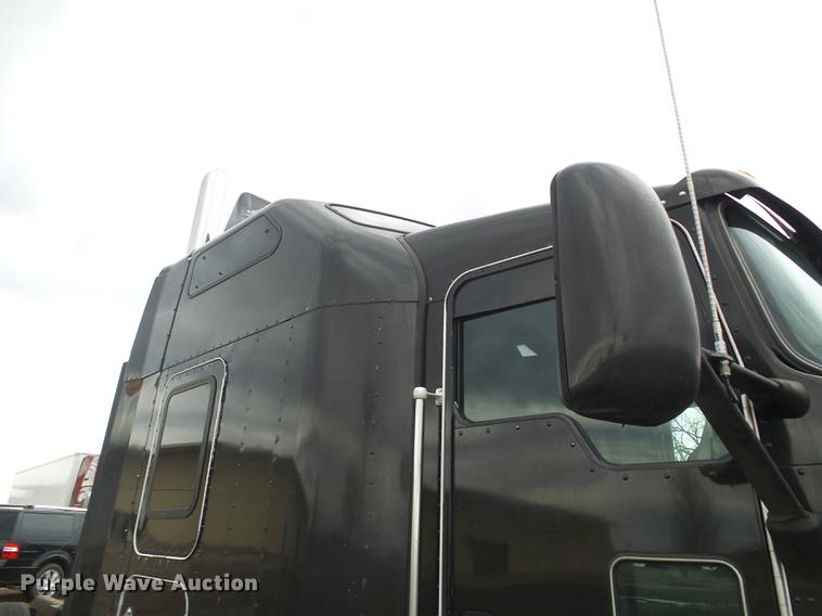 image for item DB2152 2004 Kenworth T600 semi truck