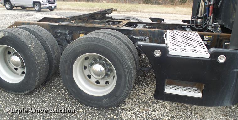 image for item DB2152 2004 Kenworth T600 semi truck