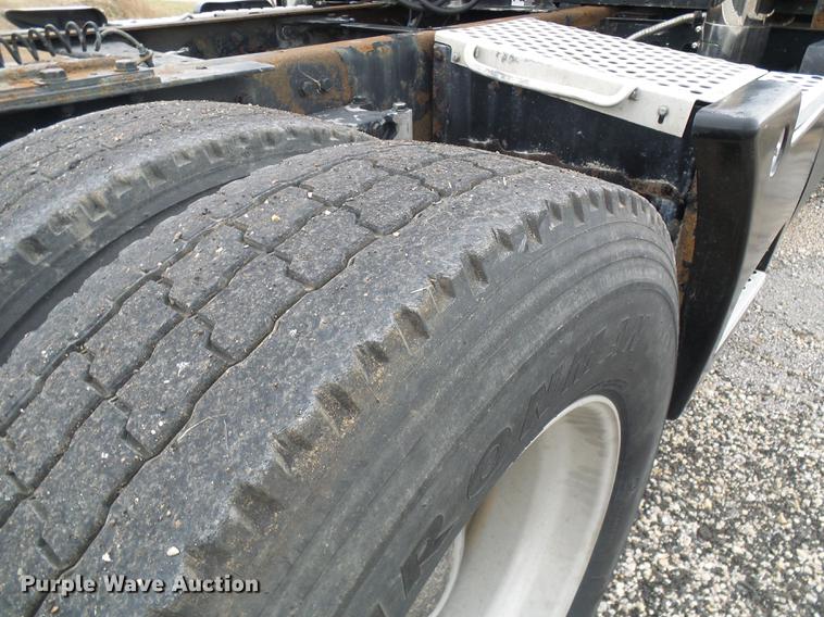 image for item DB2152 2004 Kenworth T600 semi truck