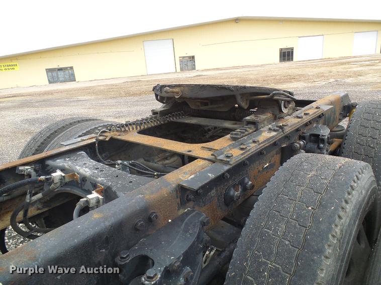 image for item DB2152 2004 Kenworth T600 semi truck