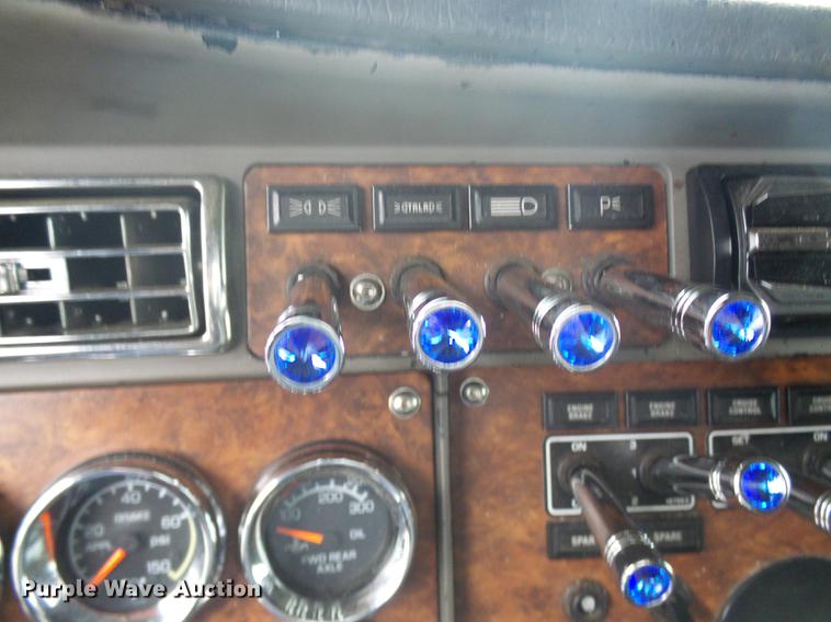 image for item DB2152 2004 Kenworth T600 semi truck