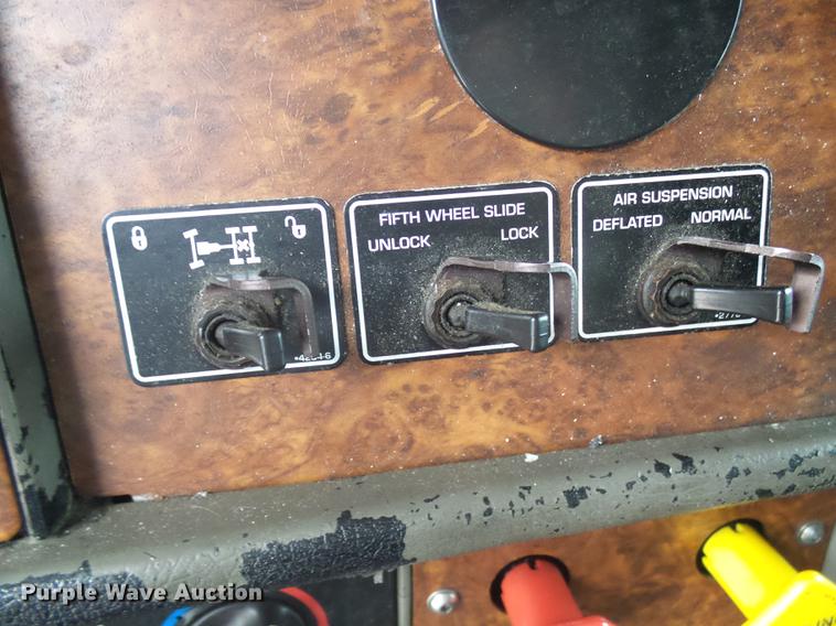 image for item DB2152 2004 Kenworth T600 semi truck