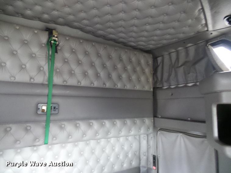 image for item DB2152 2004 Kenworth T600 semi truck