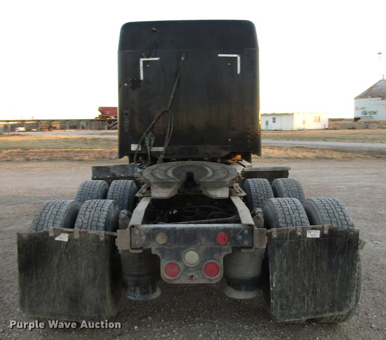 image for item DB6916 2005 Freightliner Columbia semi truck