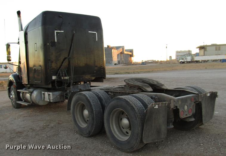 image for item DB6916 2005 Freightliner Columbia semi truck