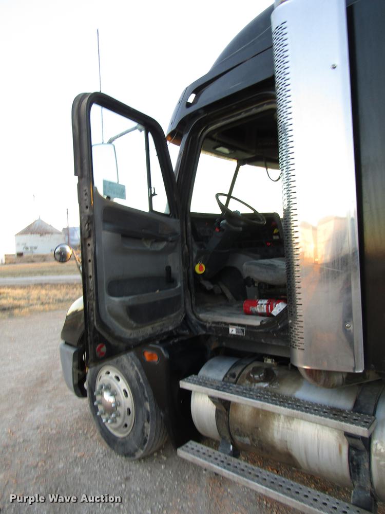 image for item DB6916 2005 Freightliner Columbia semi truck