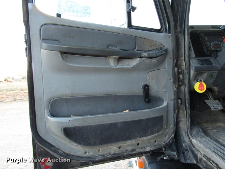 image for item DB6916 2005 Freightliner Columbia semi truck