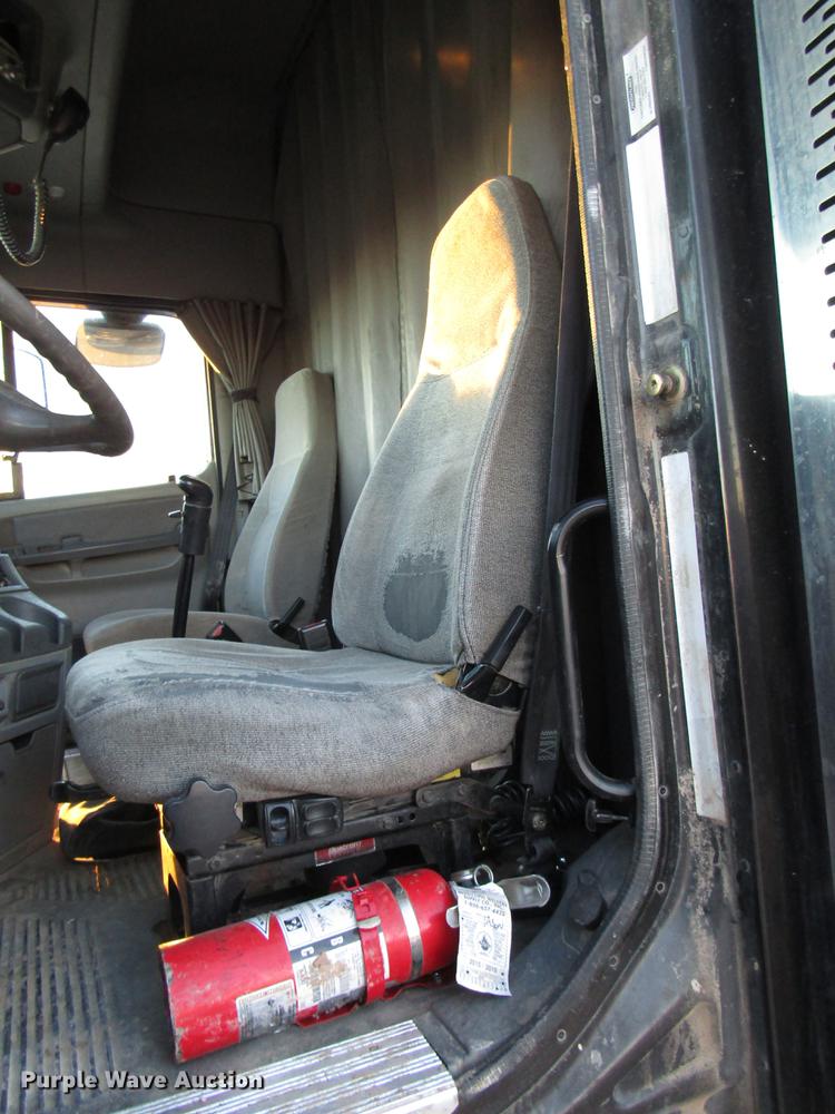 image for item DB6916 2005 Freightliner Columbia semi truck