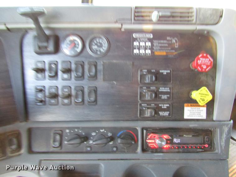 image for item DB6916 2005 Freightliner Columbia semi truck