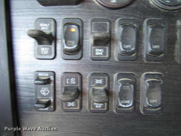 image for item DB6916 2005 Freightliner Columbia semi truck